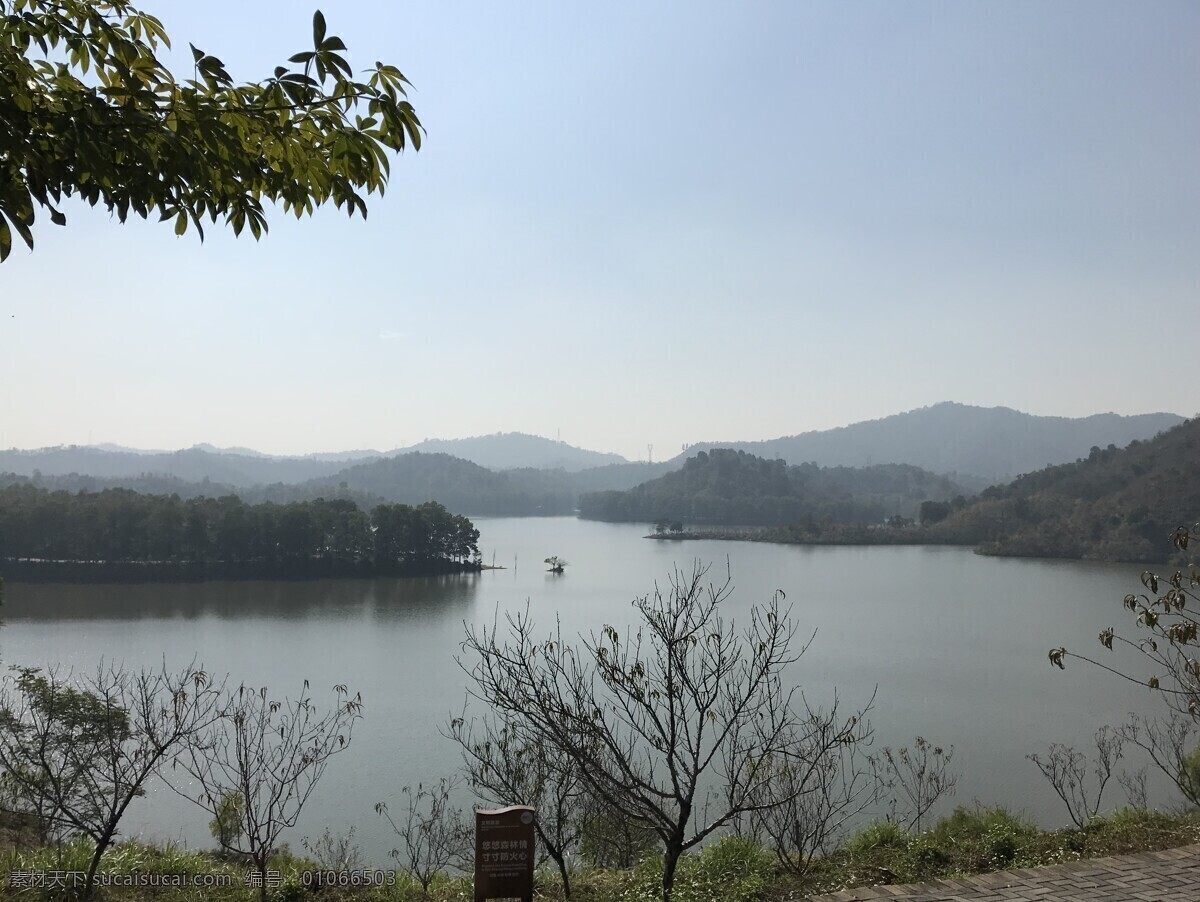 山水 天空 云层 白云 蓝天 阳光 太阳 树木 山 山峰 湖水 自然景观 自然风景