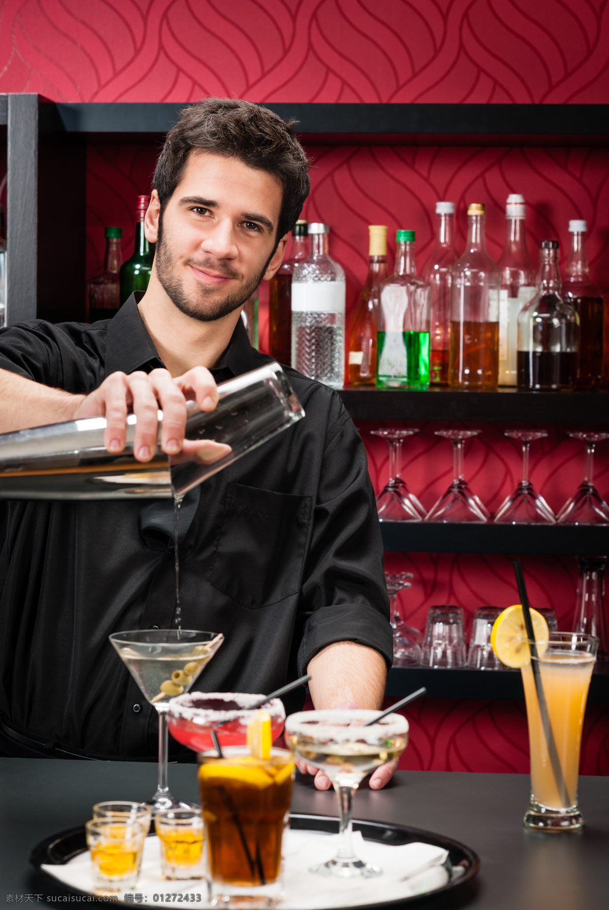 调酒 男人 酒杯 酒吧 酒吧招待员 调酒师 商务人士 人物图片