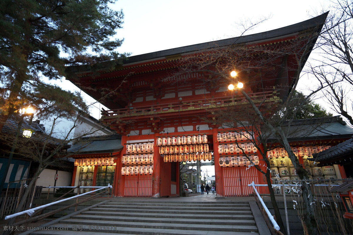 日本 八 坂 神社 南门 门楼 绿树 石阶梯 灯光 游人 天空 假日旅游 国内旅游 旅游摄影