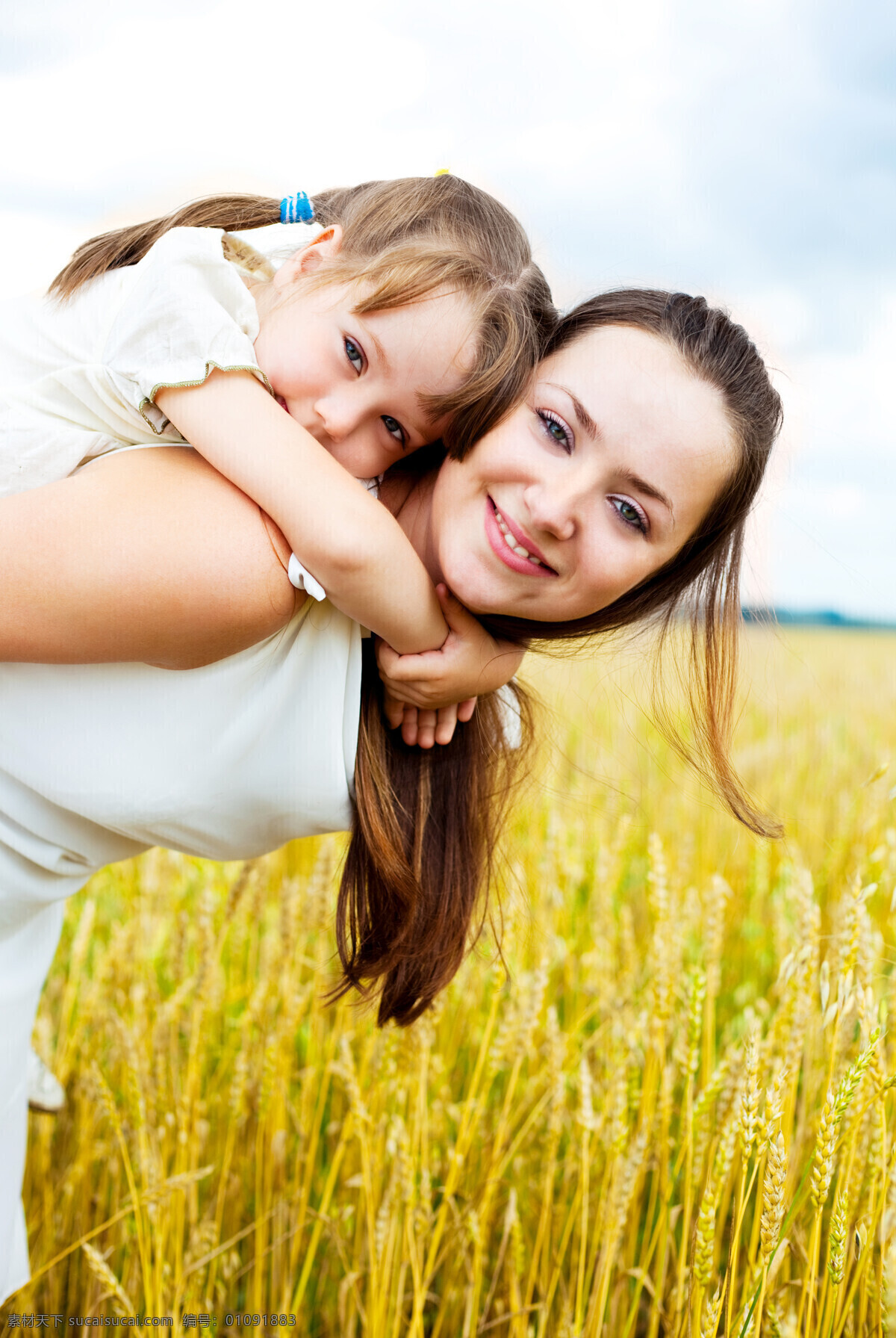 麦田里 妈妈 背着 快乐 小女孩 母亲 一家人 幸福 儿童 孩子 幼儿 宝贝 麦地 麦子 小麦 麦田 儿童幼儿 人物图库