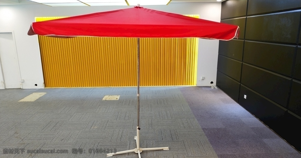 四方伞 太阳伞 室内摄影 地板 地毯 户外用品 遮阳伞 遮雨篷 防晒 防雨 背景 红色 大伞 四边形 伞底座 现代科技