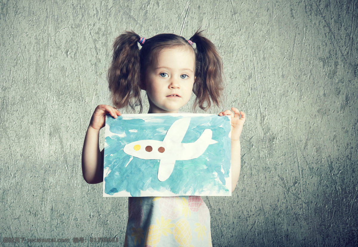 展示 飞机 画 小女孩 外国小女孩 小朋友 学生 儿童 幼儿 儿童图片 人物图片