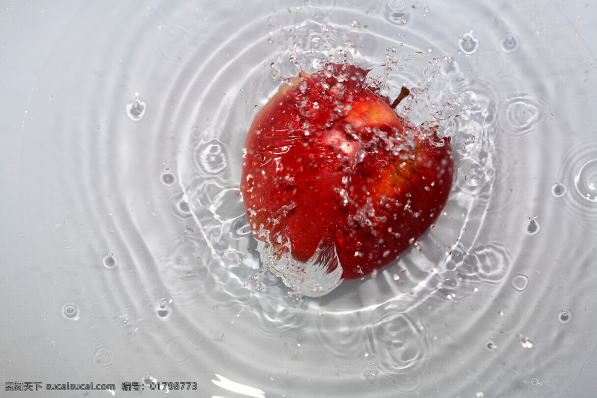 红苹果 苹果 生物世界 蔬菜 蔬菜水果 水果 水花 新鲜苹果 新鲜水果 苹果特写 诱人水果 水里的苹果 水果高清图片 风景 生活 旅游餐饮