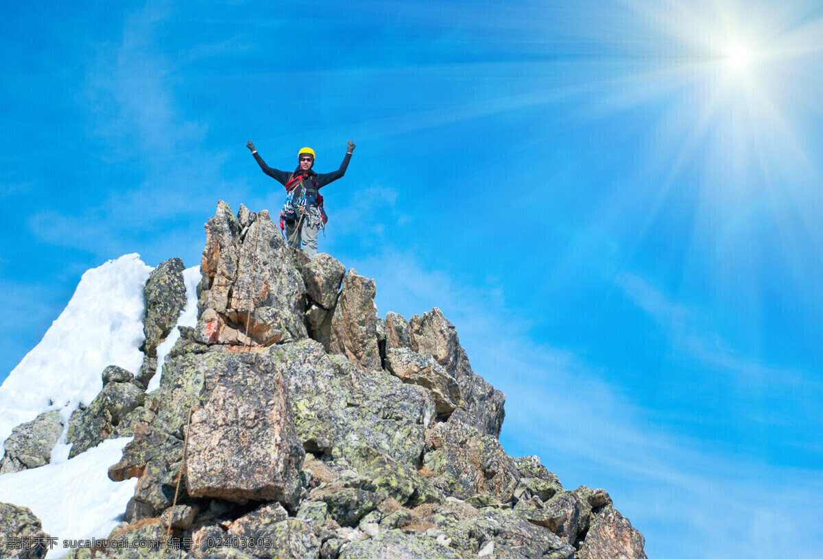 登上 山顶 男人 登山 山峰 岩石 运动员 体育运动 体育项目 生活百科
