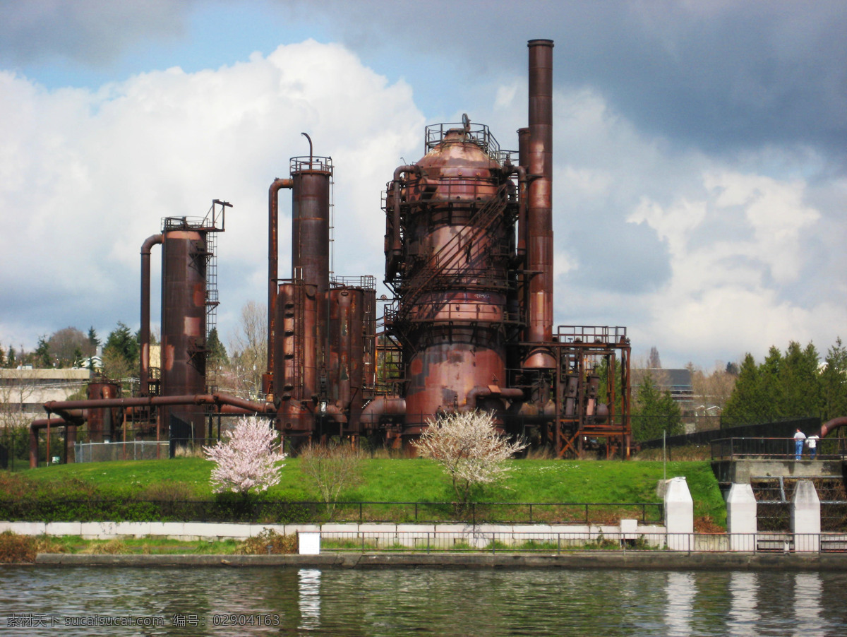 河边的工厂 河流 河畔 河边 工厂 工业 厂房 锅炉 炼钢炉 烟囱 工业生产 现代科技