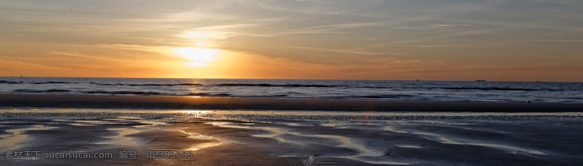 海边日出 海平面 太阳 阳光 沙滩 海岸线 波涛起伏 海浪 清晨 晨光 朝霞 自然景观 自然风景