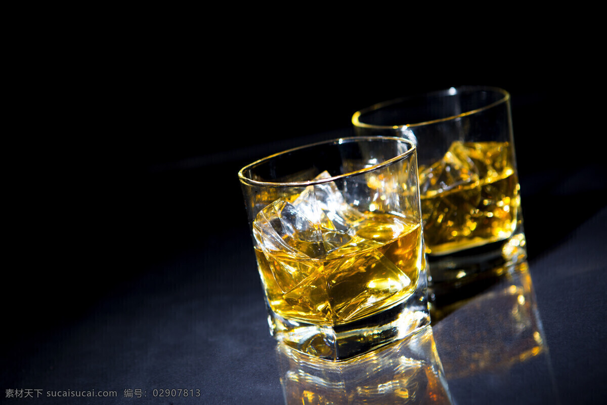 两 杯 威士忌 外国酒 酒杯 酒 玻璃杯子 休闲饮品 酒水饮料 酒类图片 餐饮美食