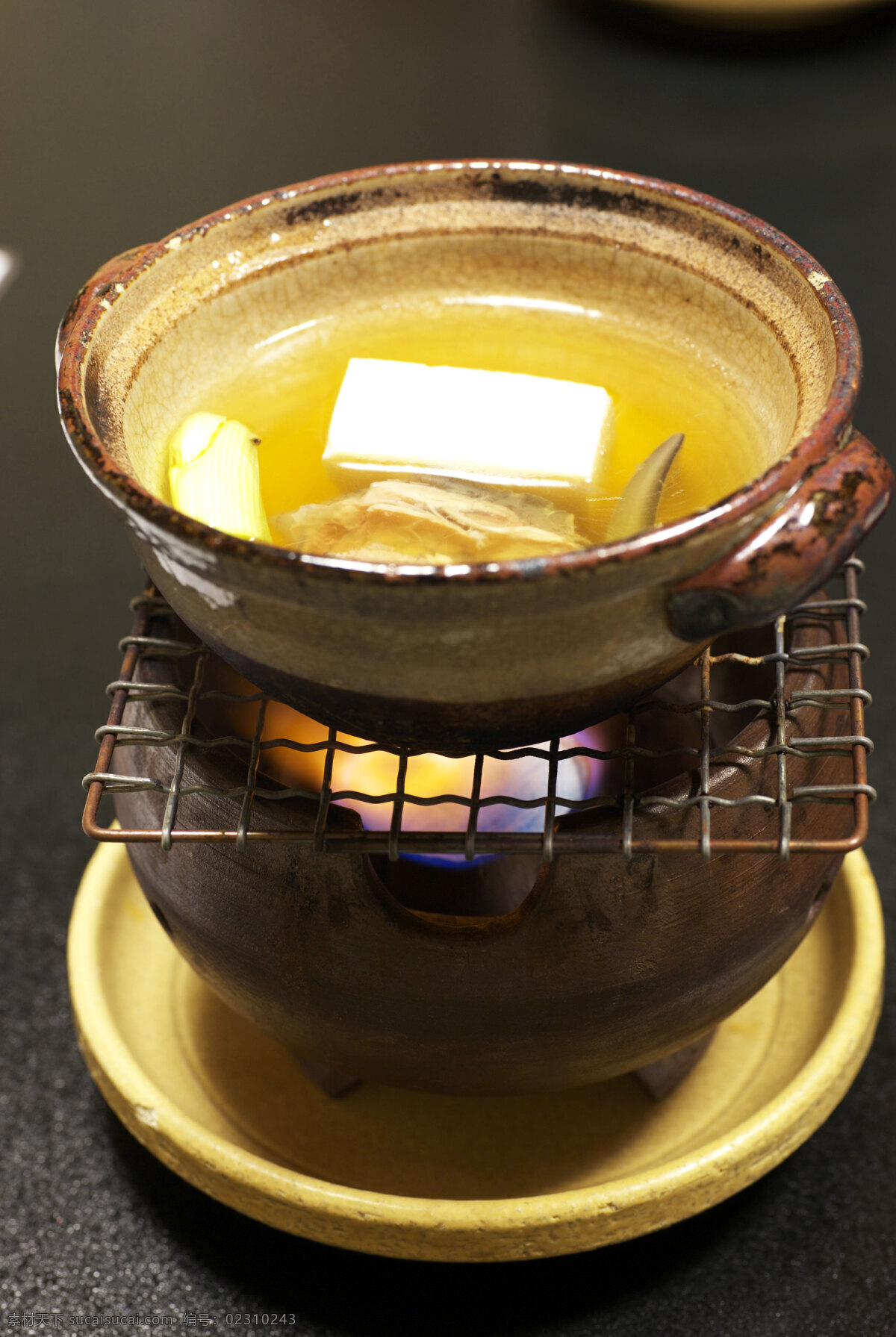 海龟 火锅 餐饮美食 传统美食 灯光 饮食文化 龟火锅 砂盆 锅中的海龟 炉火 铁丝架 psd源文件
