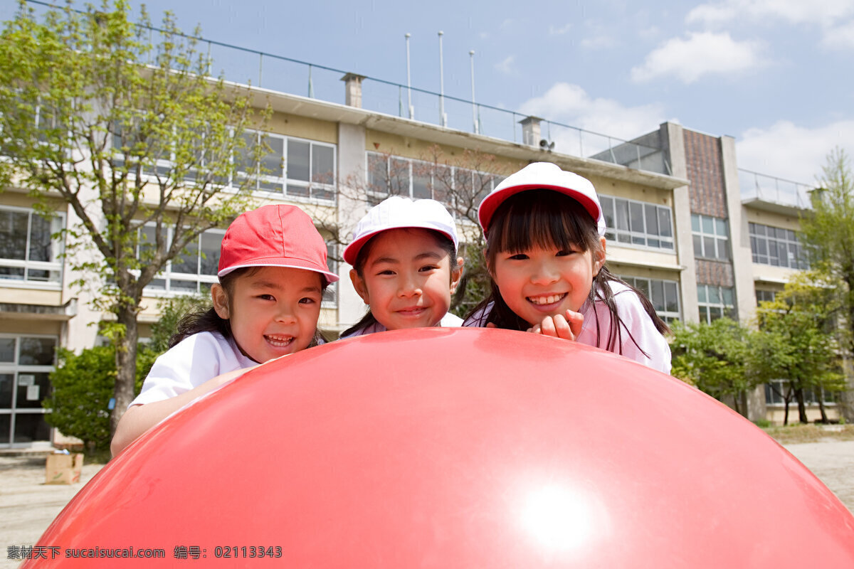 玩 红色 气球 儿童 蓝天 白云 教学楼 校内 校园 树木 学生 女孩 皮球 红色气球 玩耍 快乐 课间活动 游戏 教育素材 人物素材 高清图片 儿童图片 人物图片