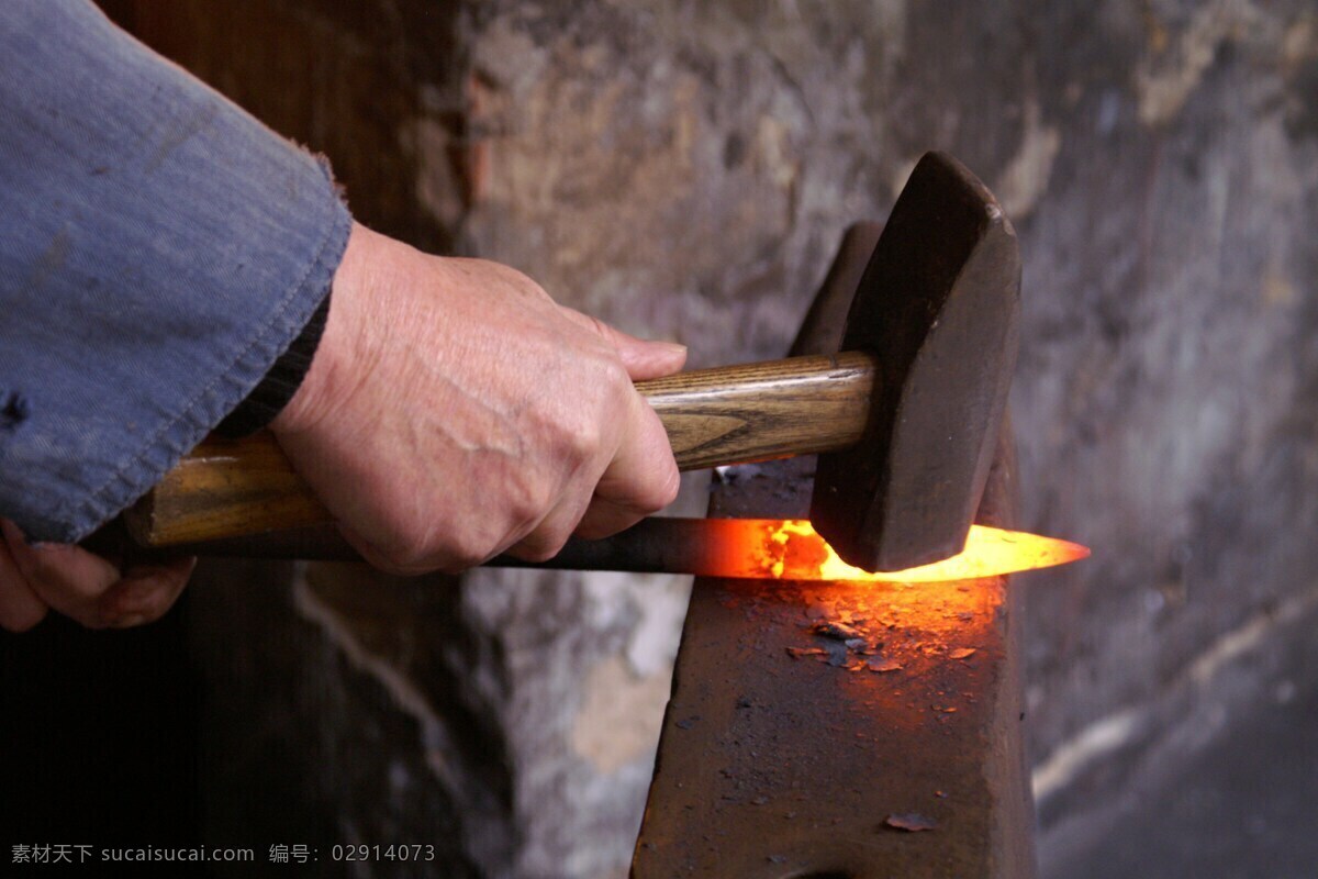 打铁 铁匠 工人 手 姿势 冶炼 敲打 烧红 榔头 锤子 钢钎 锥子 工具 制作 纯手工 特写 生活百科 生活素材