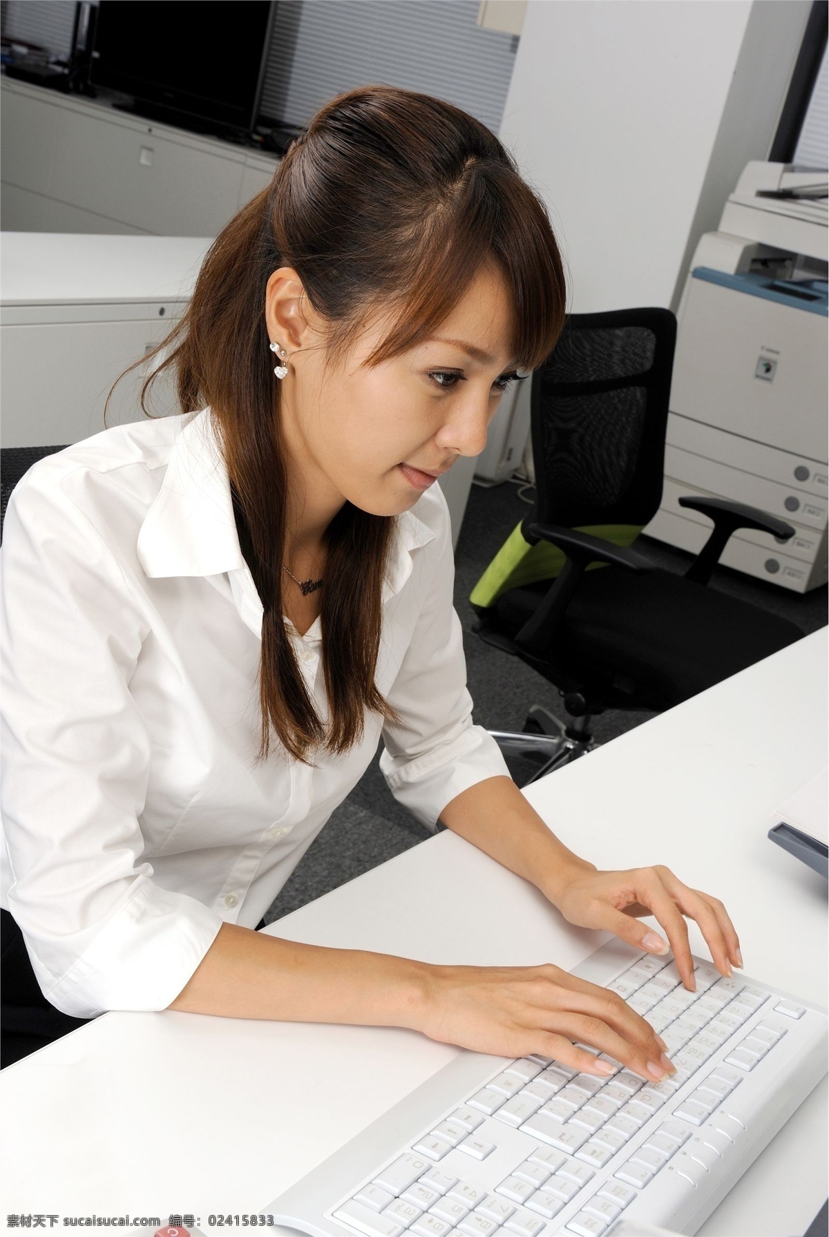 年轻美女 模特 女人 女性 二十多岁 年轻女人 坐着 微笑 接电话 打字 制服 公司办公室 人物图库 职业人物