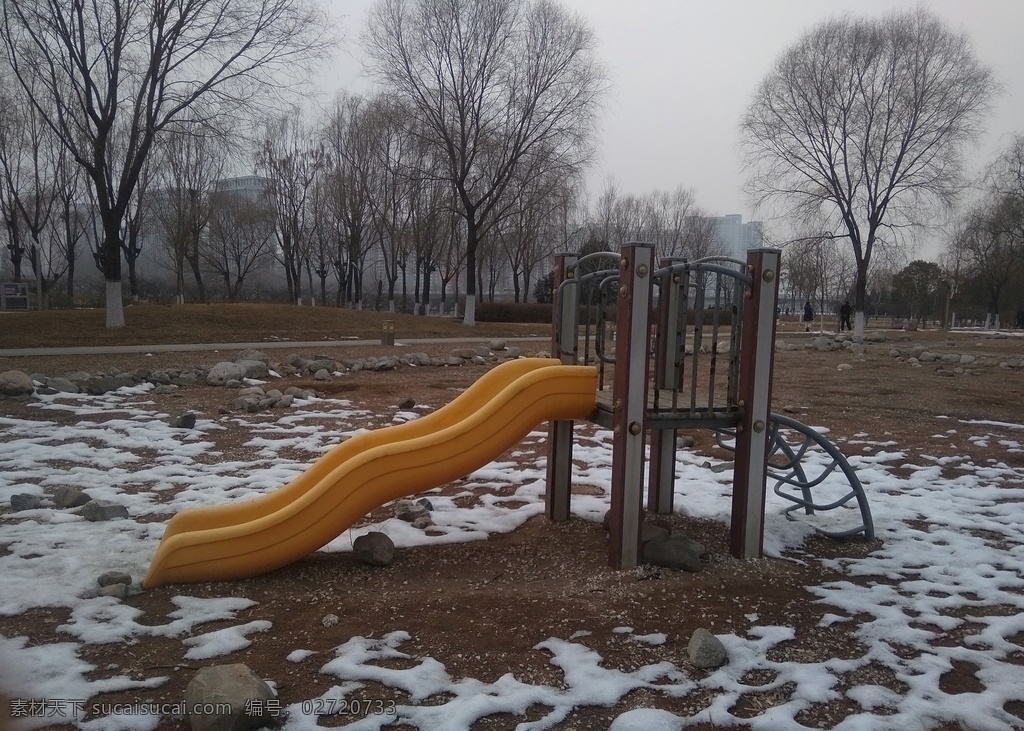 公园 里 滑 滑梯 滑滑梯 积雪 冬天 小孩子 街道 生活百科 生活素材