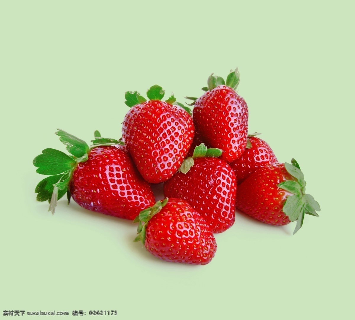 草莓 一堆草莓 草莓堆 美味的草莓 草莓叶子 叶子 绿色 水果 分层
