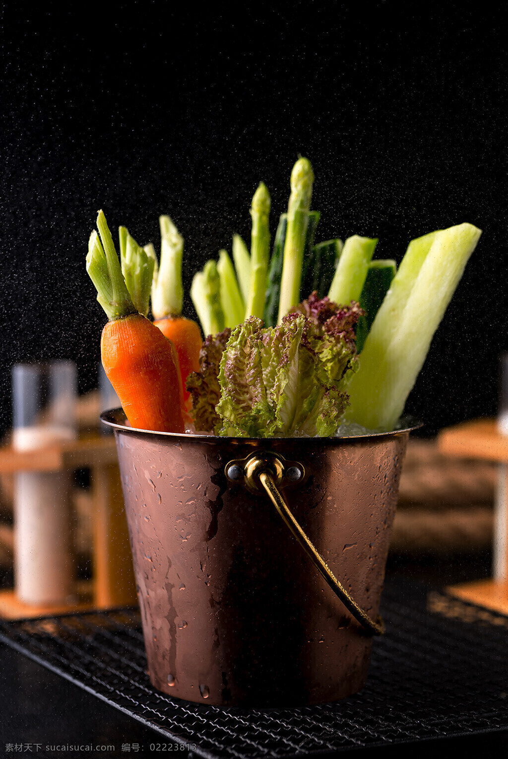 冰桶里的蔬菜 新鲜 胡萝卜 冰桶 蔬菜 西芹 生物世界