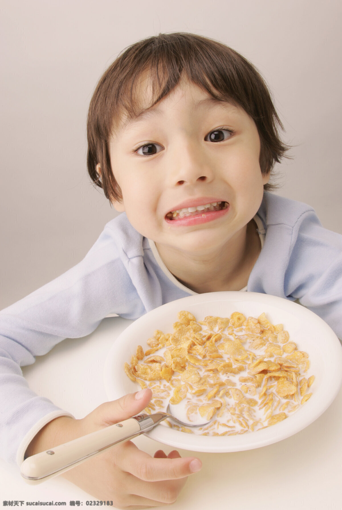 吃 牛奶 麦片 儿童 可爱儿童 小孩子 小孩儿 可爱 儿童幼儿 牛奶麦片 美味 好吃 食物 可口 诱人 儿童图片 人物图片