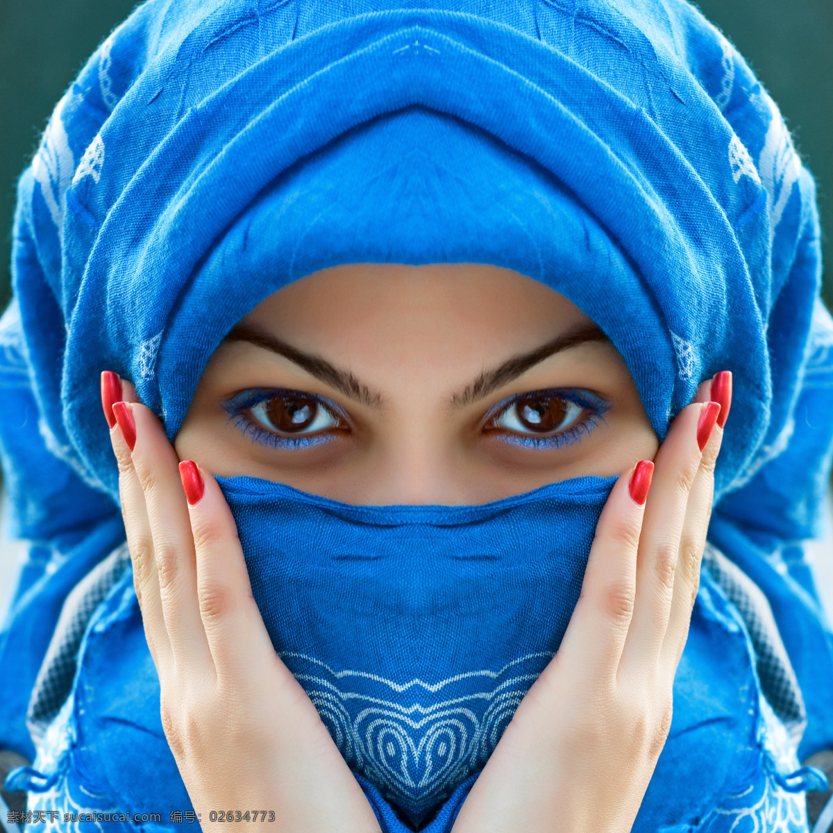 蓝色 围巾 下 美女图片 蓝色围巾 蒙面 美女 女人 眼睛 外国人物 人体器官图 人物图片