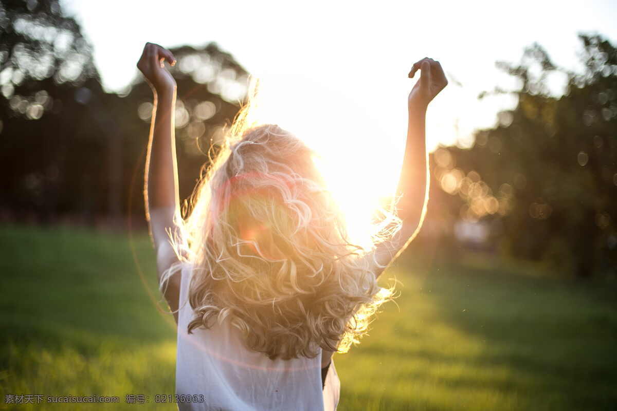 阳光下的女孩 女人 金头发 女孩 金色的太阳 一缕阳光 日落 树木 年轻 举起手臂 自由 cc0 公共领域 大图 人物图库 日常生活