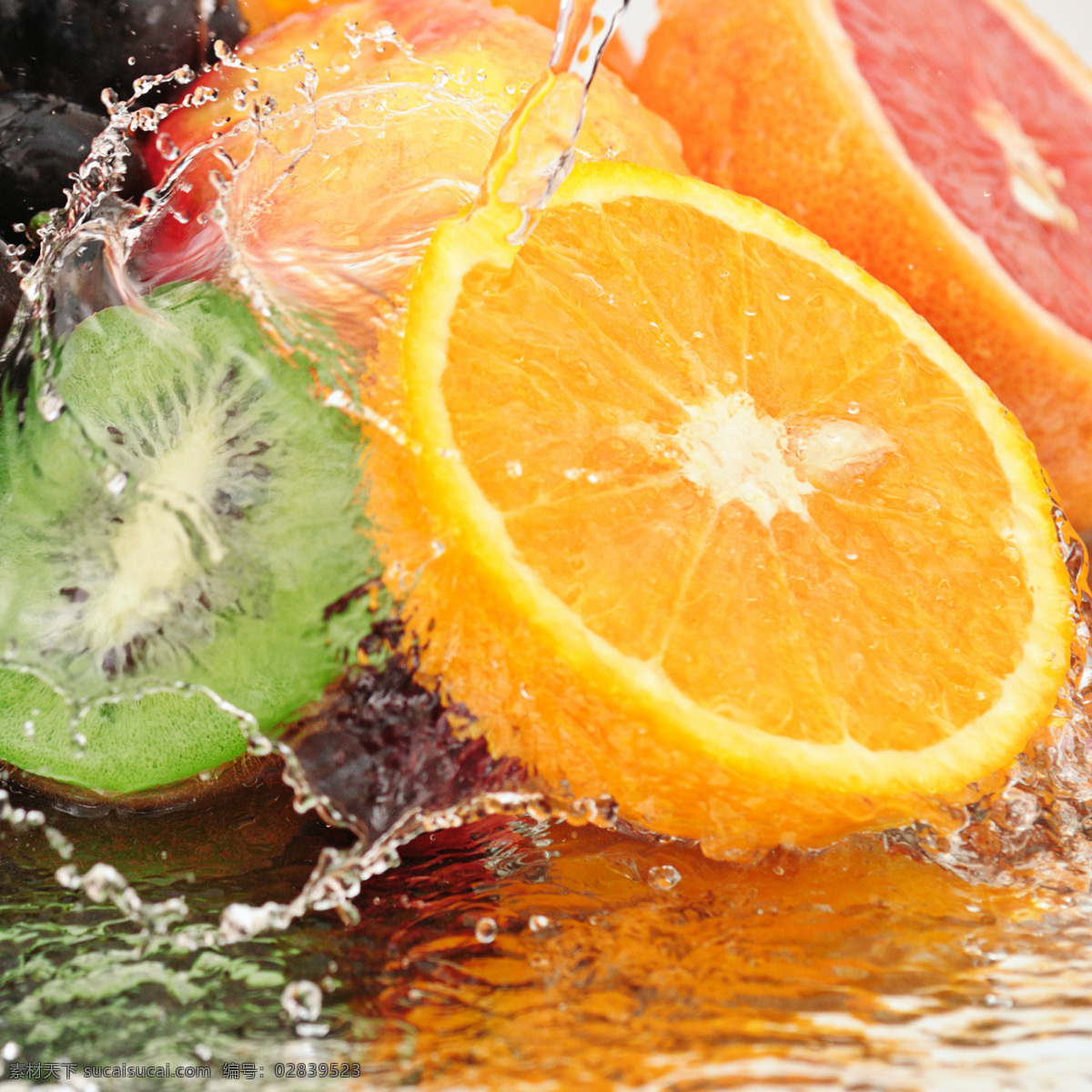 动感 水花 水果 新鲜水果 动感水花 水花与水果 溅起 水滴 水珠 橙子 猕猴桃 摄影图 水果图片 餐饮美食
