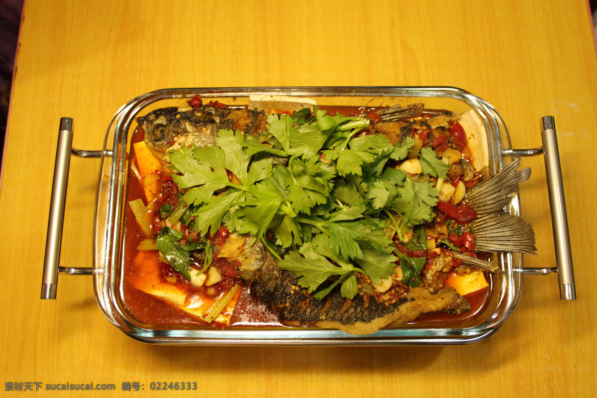 重庆烤鱼 烤鱼 铁盘子 辣椒 香菜 生姜 葱蒜 桌子 传统美食 餐饮美食