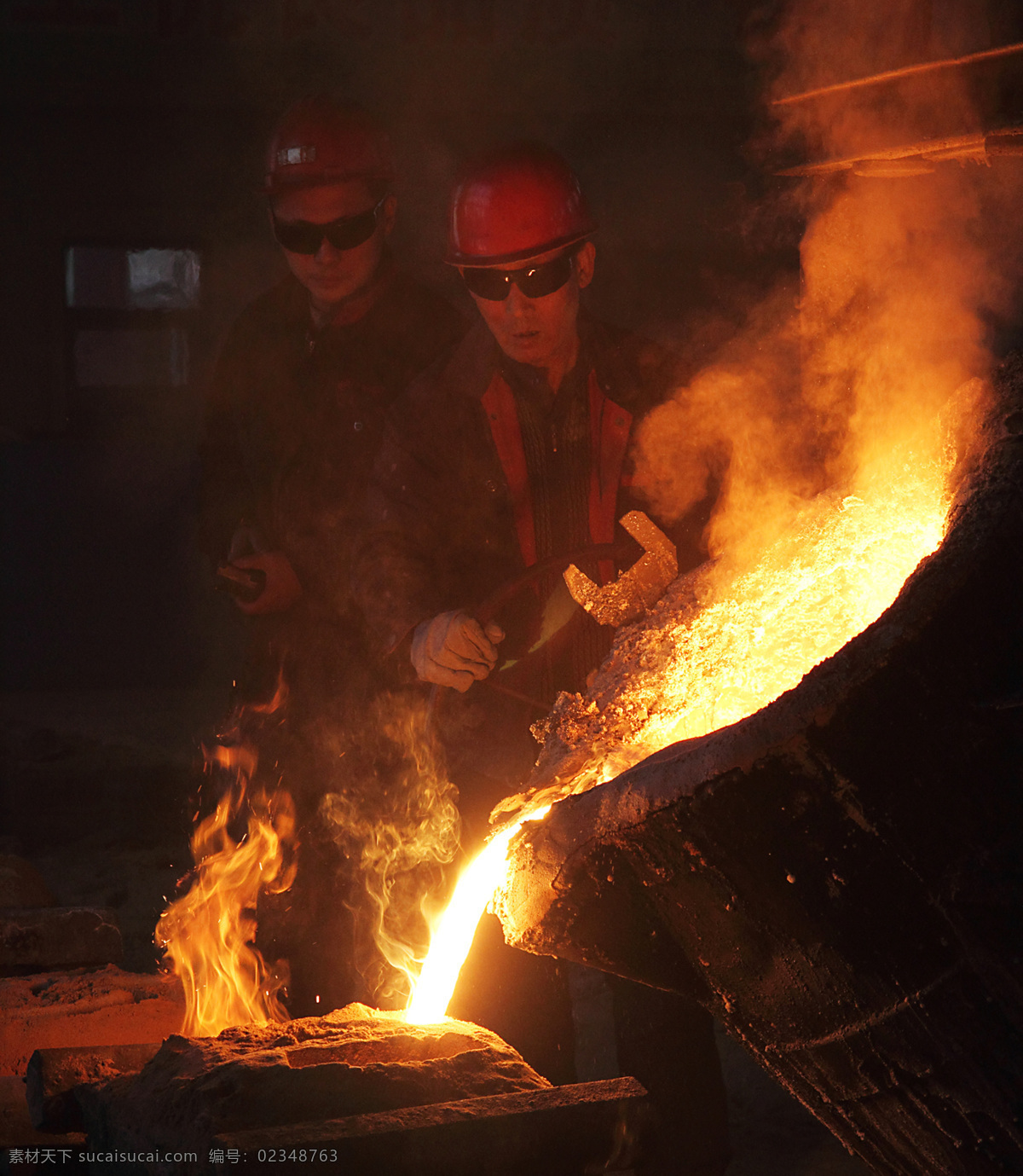铸造工人 工人 钢包 钢水 火光 烟雾 工业题材摄影 职业人物 人物图库