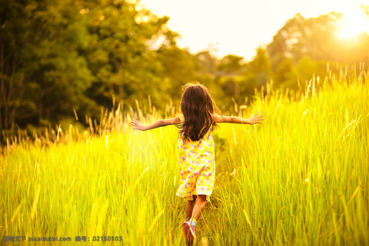 田野 中 奔跑 女孩 摄影图片 草地 人物 人物摄影 生活人物 人物素材 人物写真 自然风景 自然景观 黄色