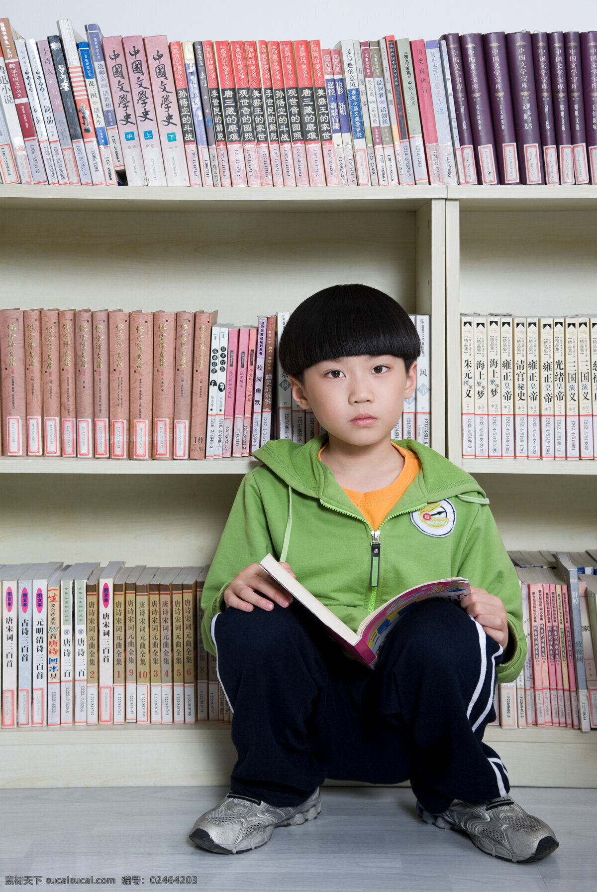 看书 小 男孩 小男孩 小学生 学习 儿童 图书 图书馆 阅览 阅览室 书架 蹲在地上 注视 聪明伶俐 高清图片 儿童图片 人物图片