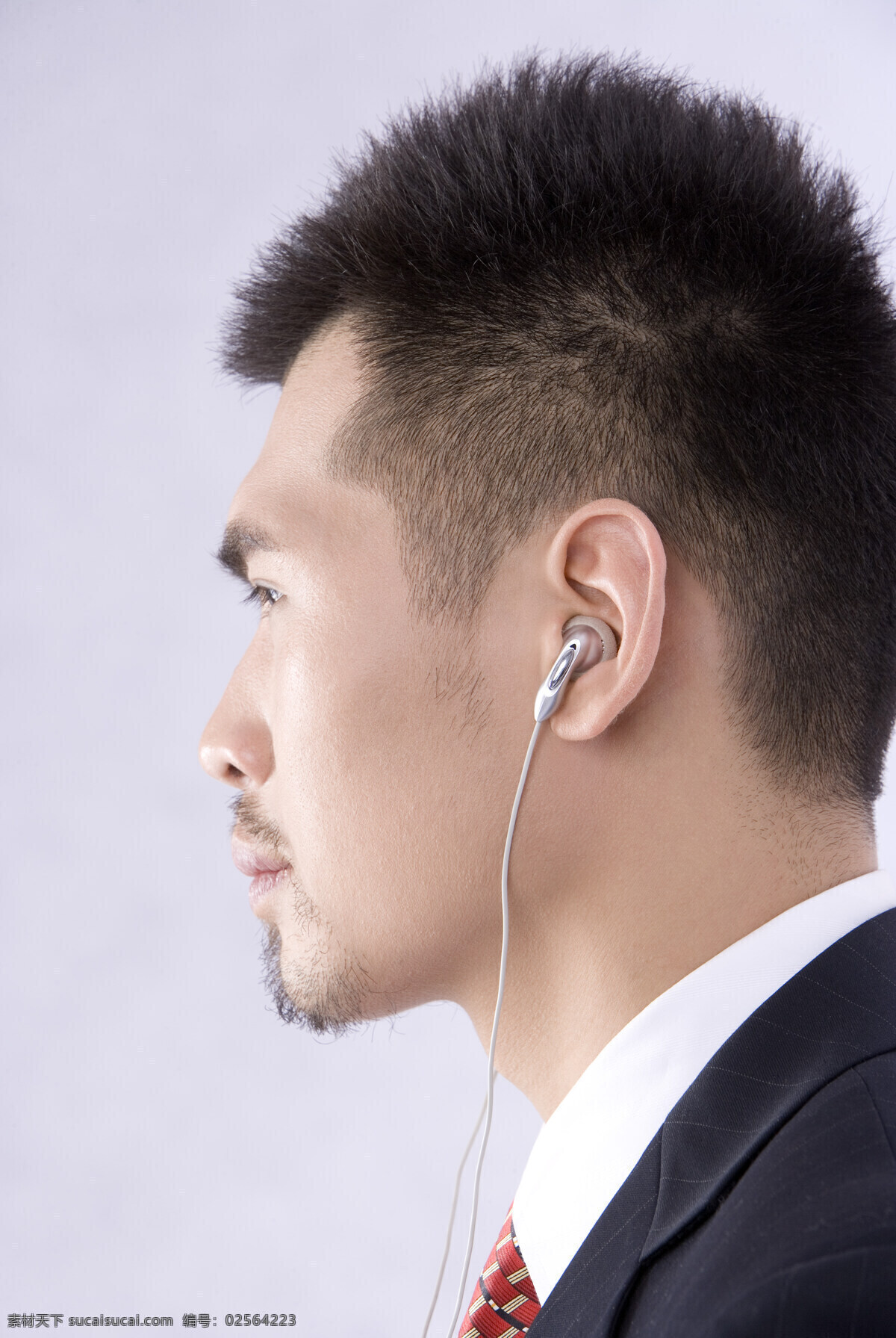 戴 耳机 听 音乐 男人 听音乐 沟通 职业男性 商业摄影 人物图库 高清图片 商务人士 人物图片