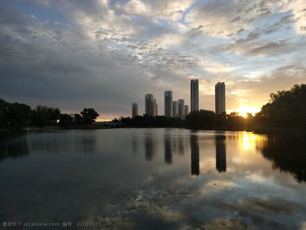 清晨湖水景色 齐齐哈尔 龙沙公园 湖 桥 树 天 自然景观 自然风景