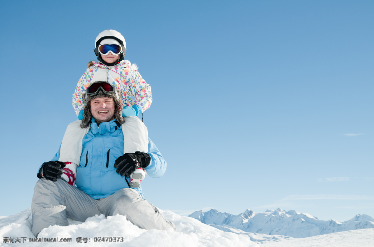 雪地 上 父子 雪山 爸爸 一家人 幸福家庭 小女孩 大人小孩 亲子 生活人物 家庭图片 人物图片