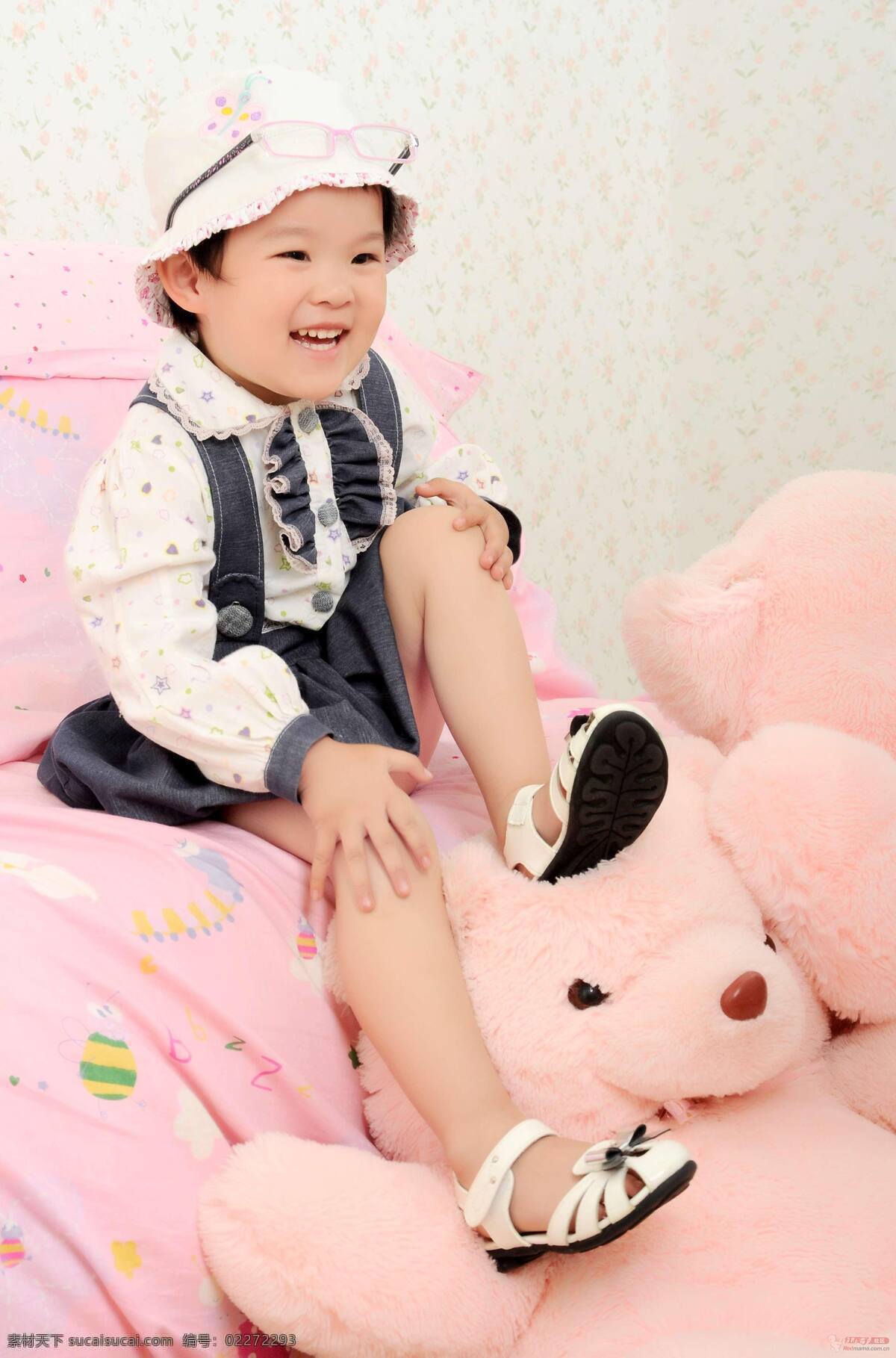 儿童幼儿 毛绒玩具 女童 人物图库 小女孩 学前儿童 小姑娘 小礼帽 眼镜搁额 可爱小脸 灿烂笑容 天真烂漫 惹人喜爱 柔软沙发 可爱的下一代 psd源文件