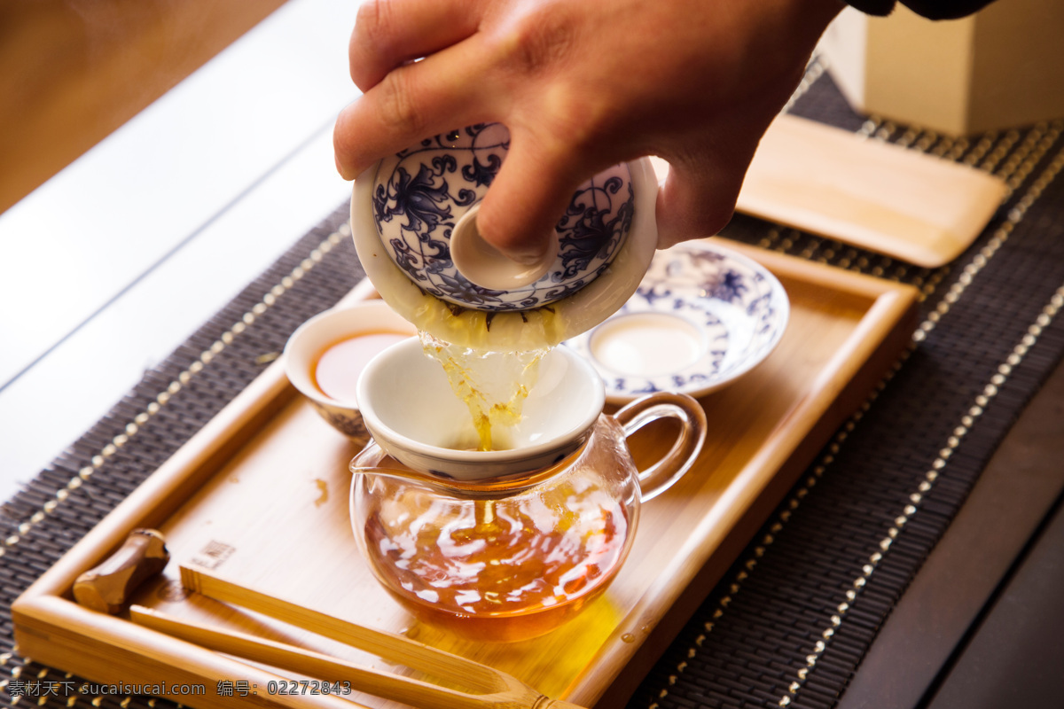 茶 泡茶 泡好的茶 茶文化 浓茶 白色茶杯 竹垫上的茶 中式泡茶 中式文化 中国文化 文化 文化艺术 传统文化