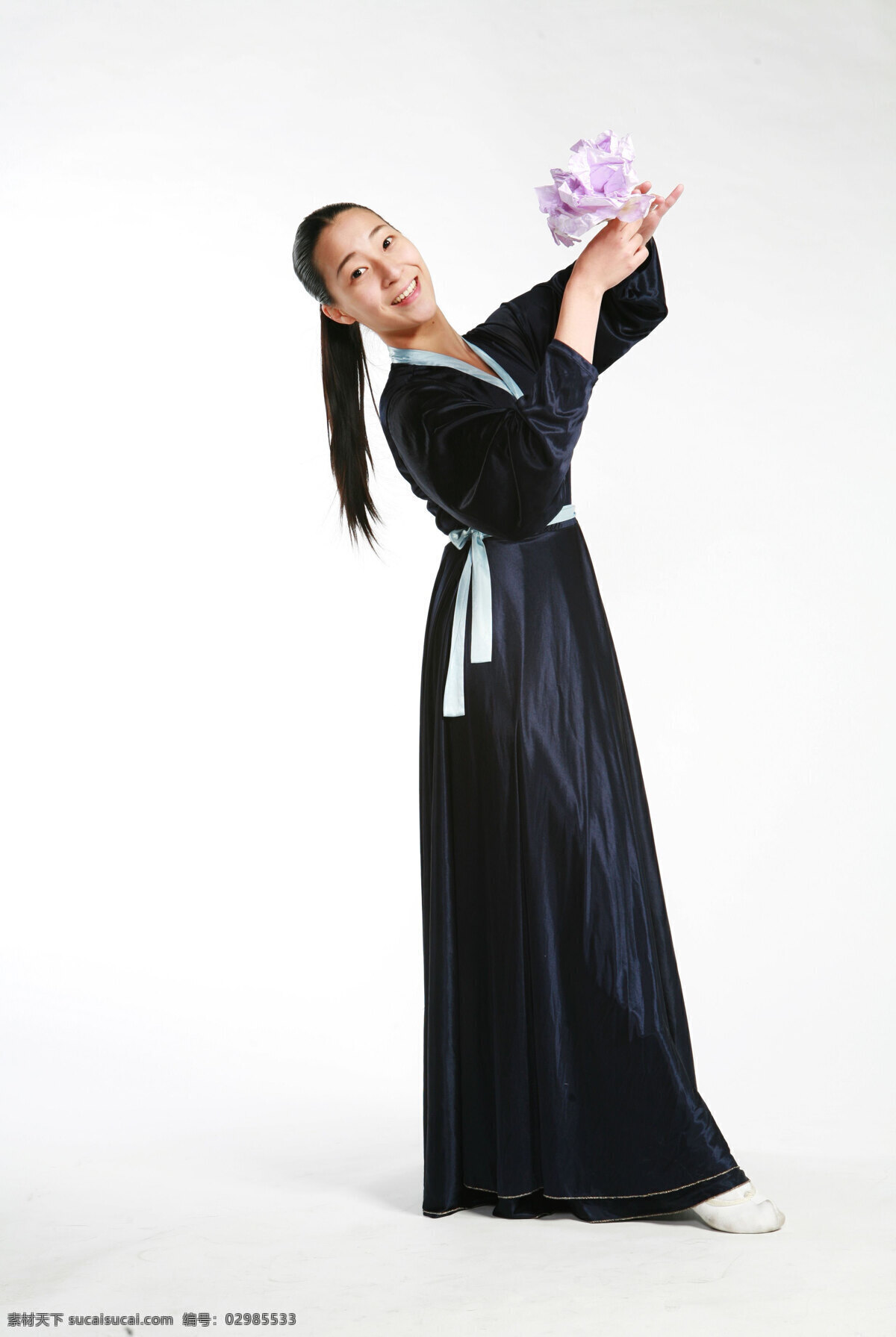 表演 舞蹈 朝鲜 美女图片 女性 女人 美女 艺术 舞蹈演员 优美 舞姿 鲜花 朝鲜舞 少数民族 民族舞 民族服装 传统舞蹈 摄影图 素材图库 高清图片 人物图片