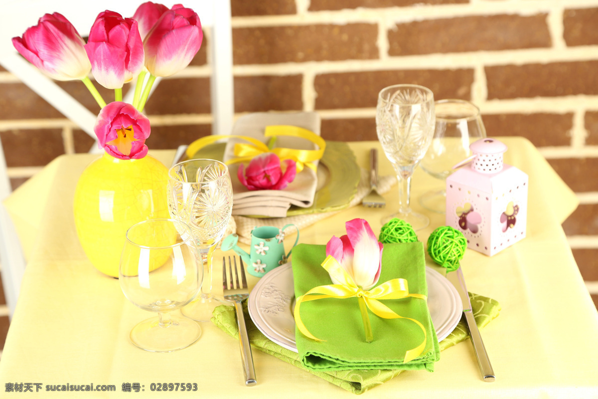 餐桌 上 美丽 郁金香 鲜花 餐具 高脚杯 其他类别 生活百科 黄色