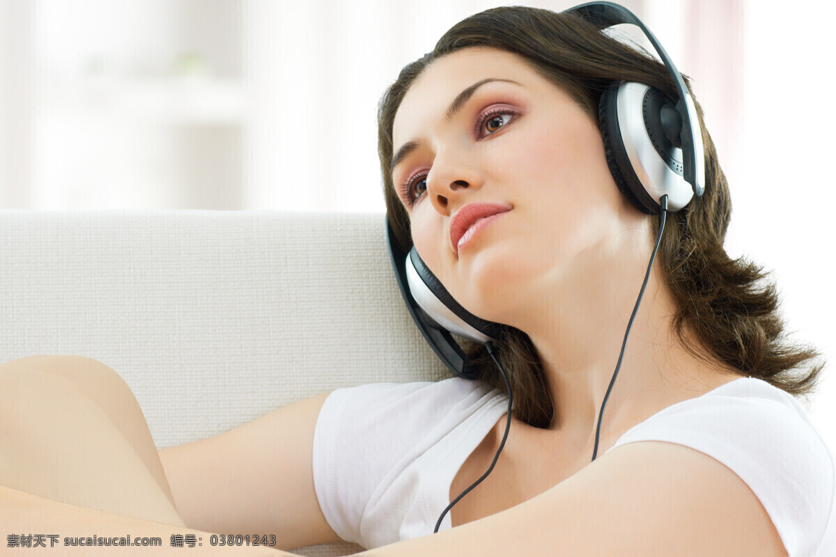 享受 音乐 美女图片 美女 半躺在沙发上 女人 外国女人 女性 耳麦 听音乐 享受音乐 休闲 女性女人 人物图片