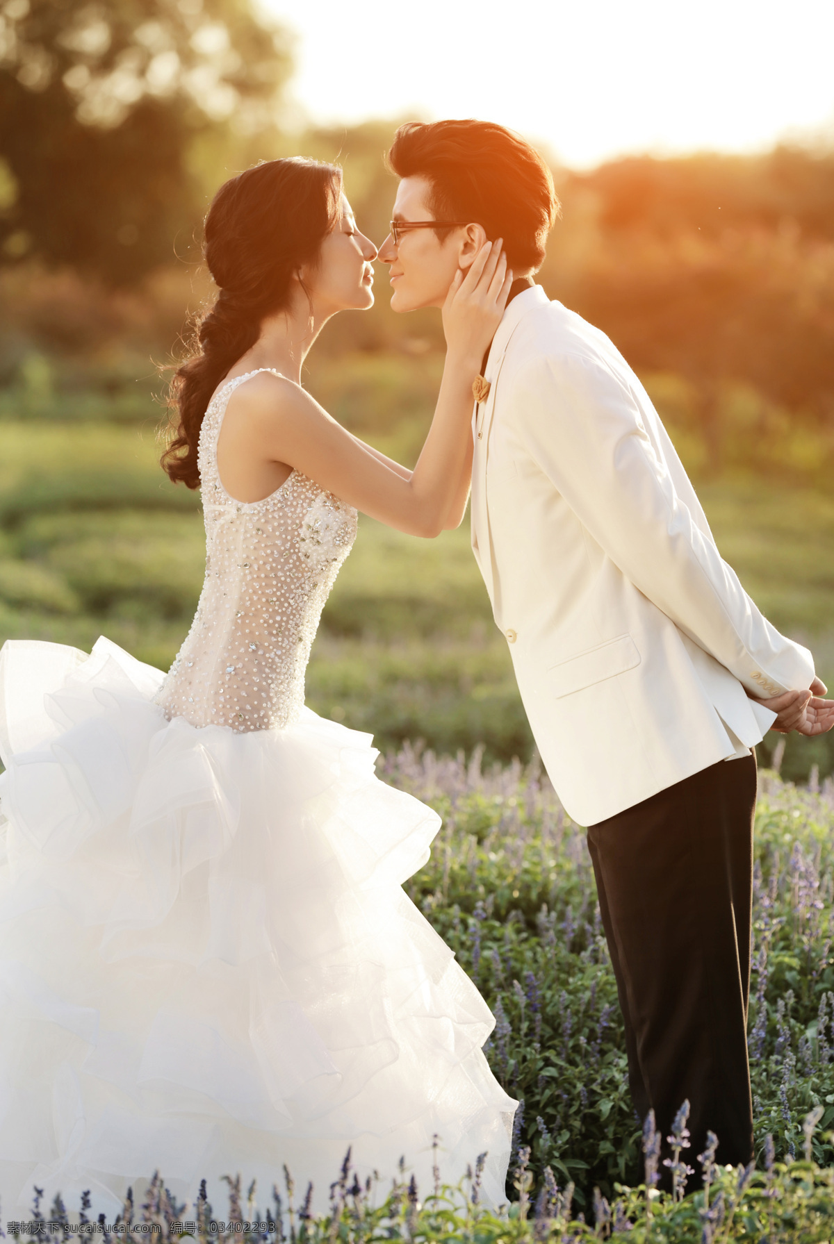 花丛 中 接吻 情侣 婚纱情侣 新人情侣 新郎新娘 结婚照 花朵 情侣图片 人物图片