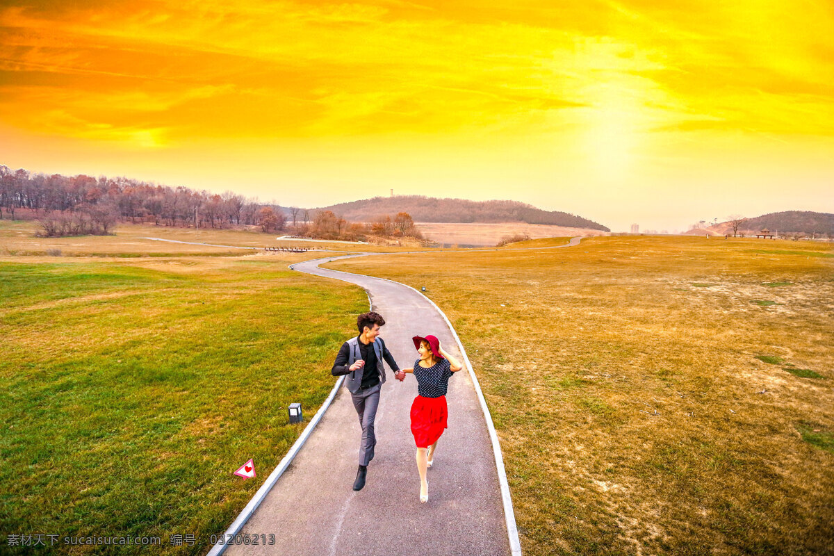 浪漫 人物 奔跑 夕阳 草地 山 远景 婚礼 海报