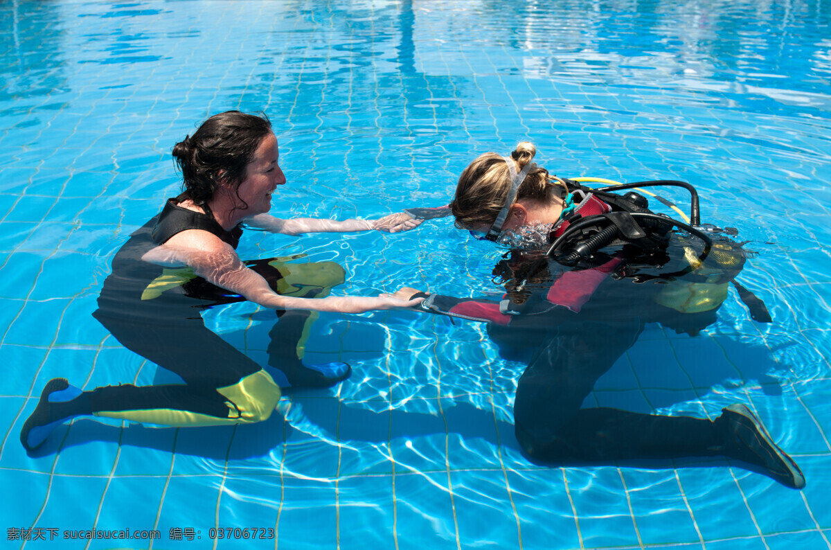 练习潜水的人 练习 潜水员 海底 水泡光 人物 体育运动 生活百科 青色 天蓝色