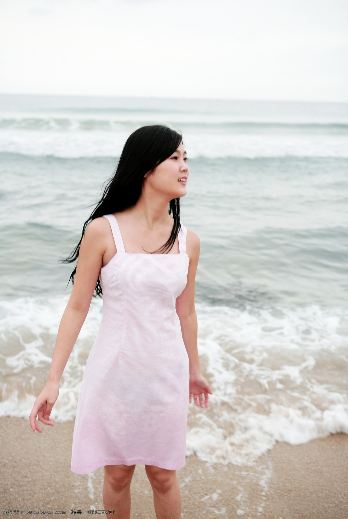 沙滩 美女 性感美女 女性 女人 时尚美女 模特 美女写真 大海 海滩 海浪 美女图片 人物图片