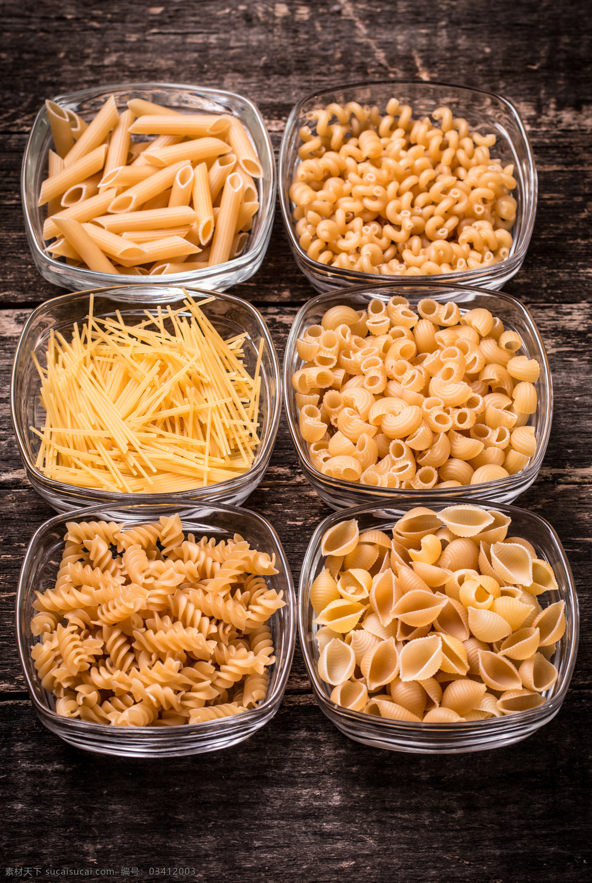 意大利 面食 摄影图片 空心面 意大利面 面条 美食 美味 食物 木板背景 木纹背景 外国美食 餐饮美食 黑色