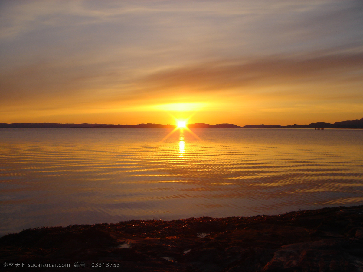 夕阳 落日 彩霞 金色 大海 海面 波光 天空 自然景观 自然风景 摄影图库