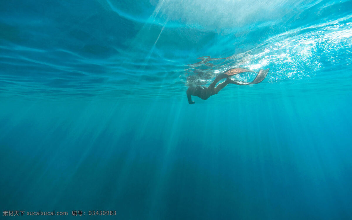 海底潜水员 蛙人 潜泳 大海深处 海水中的阳光 明亮的光线 高清壁纸 自然景观 山水风景
