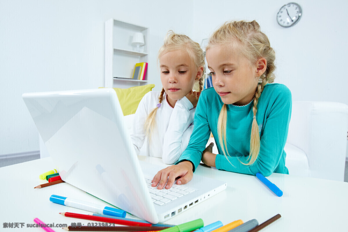 玩电脑 两个 小女 生 小学生 学生 儿童 学习 小女生 外国小学生 读书 儿童幼儿 人物图库 儿童图片 人物图片