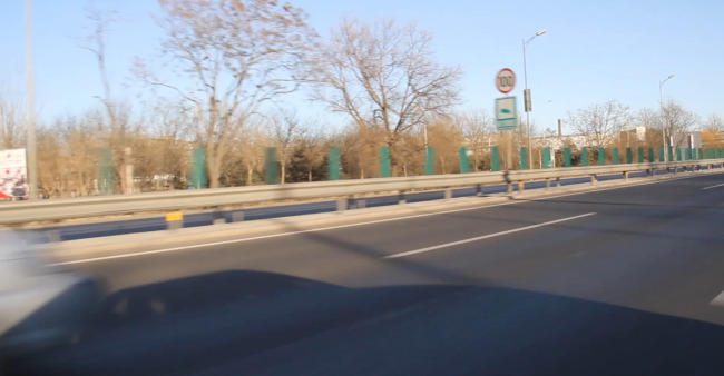 高速公路 车辆 道路 上 沿途 风景 高清 视频 实拍 行驶 车流