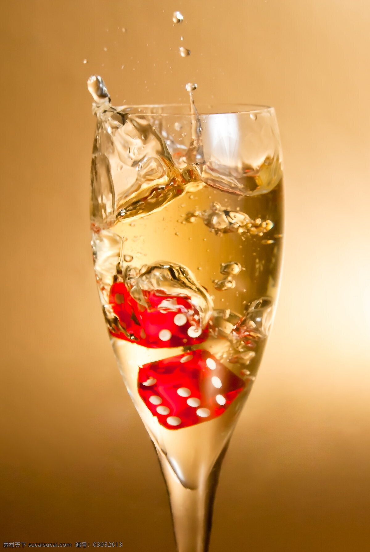 玻璃杯 香槟 骰子 酒杯 高脚杯 杯子 杯具 透明 香槟酒 酒水 美酒 酒精 酒类 餐饮美食图片 餐饮美食 饮料酒水 棕色