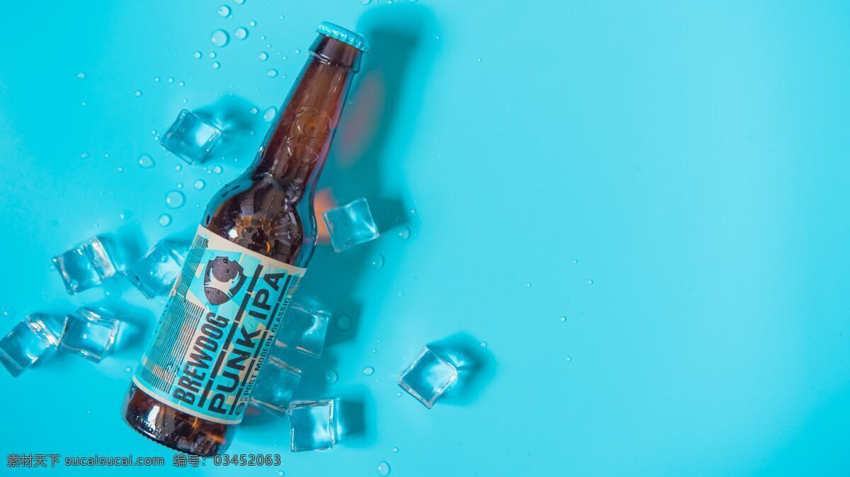 酒瓶 冰块 背景 素材图片 质感 浅蓝 亮蓝 棕色酒瓶 横版 摄影图片分享 生活百科 生活素材
