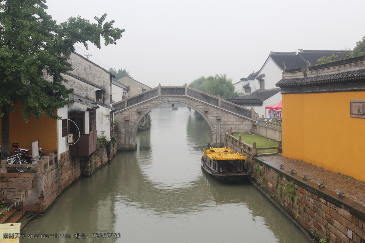 苏州 苏州运河 运河 江南景色 拱桥 小船 影壁墙 倒影 建筑景观 苏州园林 国内旅游 旅游摄影 白色