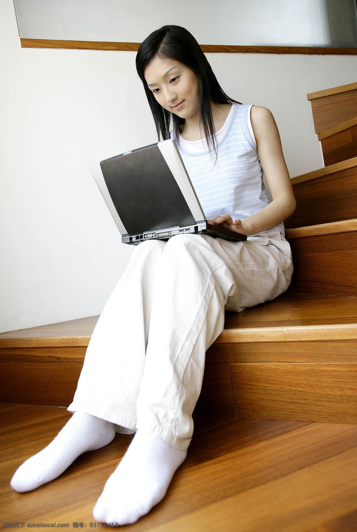 坐在 台阶 上 女人 家居生活 悠闲 轻松 放松 人物 上网 笔记本电脑 美女图片 人物图片