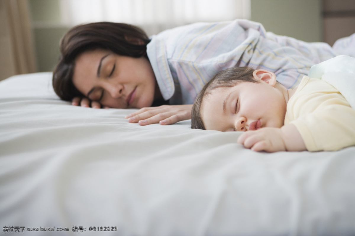 宝宝 一起 睡觉 母亲 婴儿 可爱 天真无邪 睡姿 沉睡 趴着 母爱 生活人物 人物图片