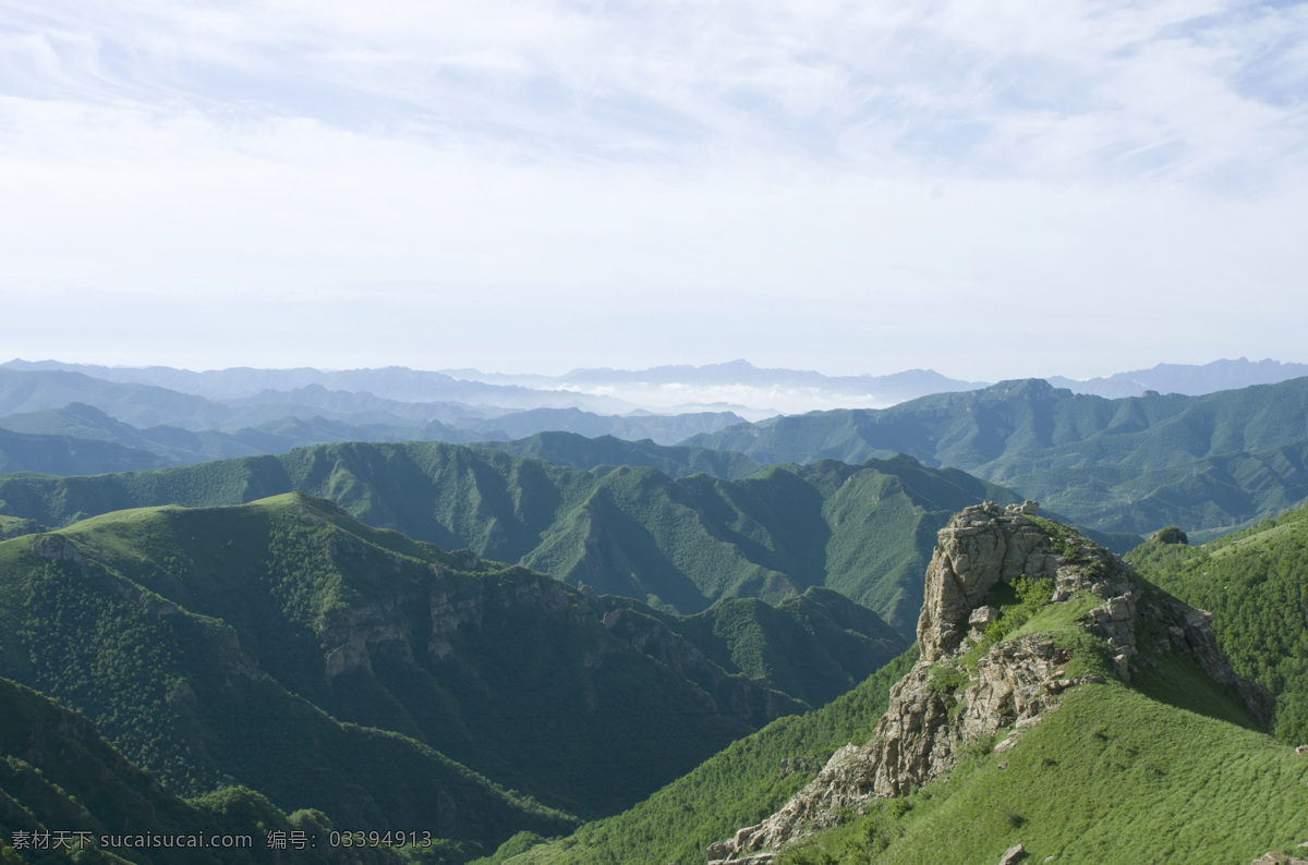 蓝天下的山峰 蓝天 山峰 高山 森林 绿色树木 护林 生物世界 树木树叶