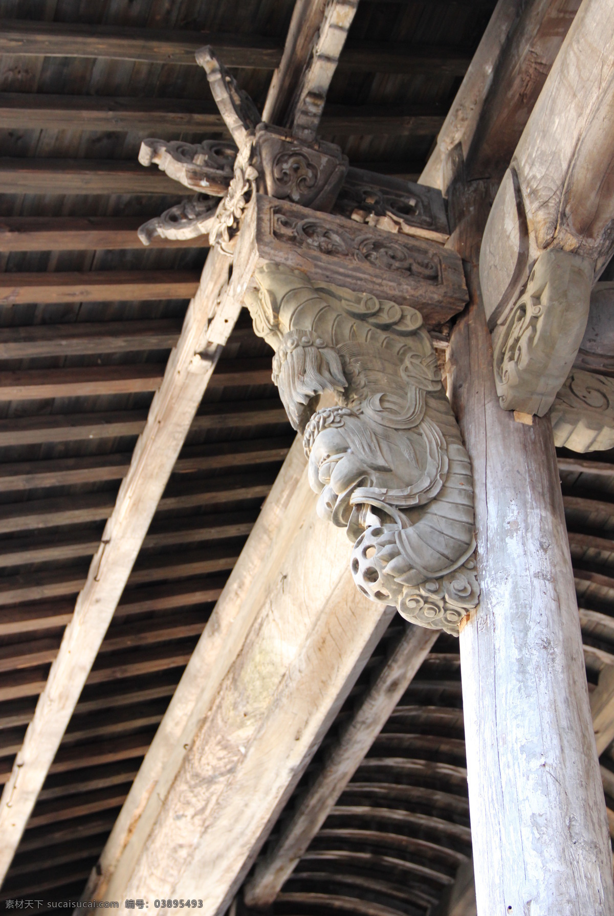 木雕 古建筑 房顶 横梁 柱子 兽首 历史 悠久 年代 古老 建筑园林 雕塑
